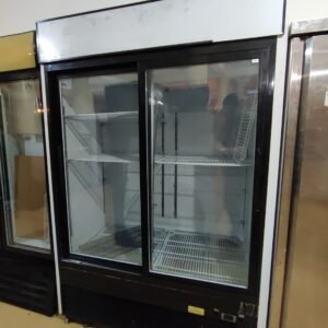 Vitrine à boissons double portes coulissantes, 857 litres, avec caisson lumineux.