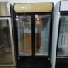 Vitrine à boissons double portes coulissantes, 857 litres, avec caisson lumineux.