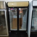 Vitrine à boissons double portes coulissantes, 857 litres, avec caisson lumineux.
