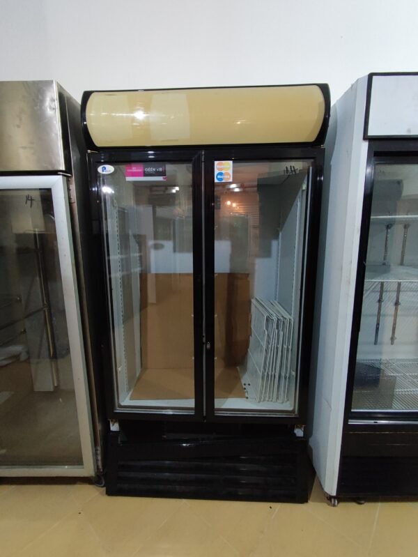 Vitrine à boissons double portes coulissantes, 857 litres, avec caisson lumineux.