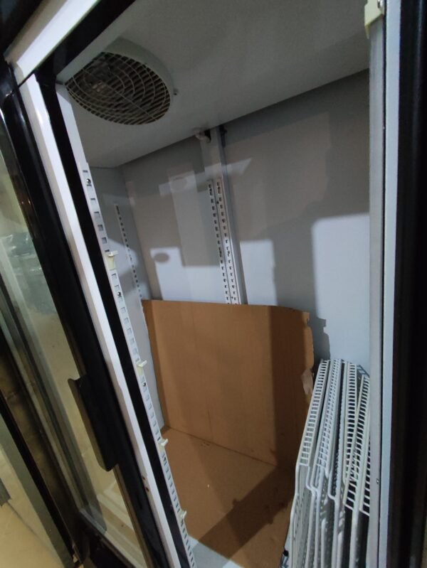 Vitrine à boissons double portes coulissantes, 857 litres, avec caisson lumineux.