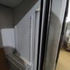 Vitrine à boissons double portes coulissantes, 857 litres, avec caisson lumineux.