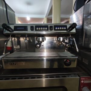 La machine à café EXPOBAR RUGGERO MEGACREM avec 2 groupes